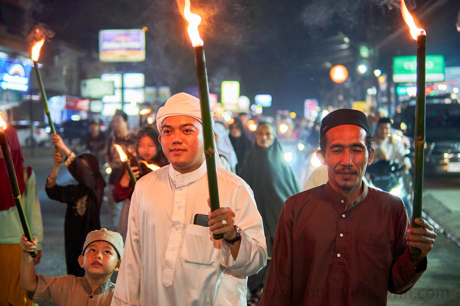 Warga mengikuti pawai obor dalam rangka memperingati Tahun Baru Islam 1 Muharram 1448 Hijriah di kawasan Beringin, Kelurahan Thehok, Kecamatan Jambi Selatan, Kota Jambi. (Foto : Nanda Irawan)